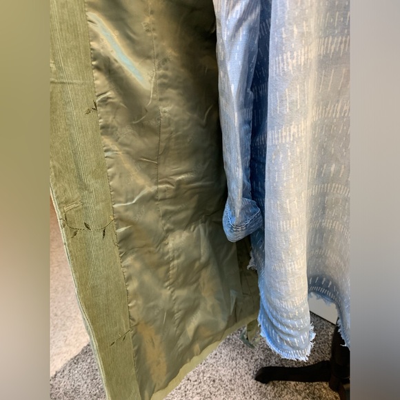 Well tailored and gorgeous corduroy trench coat with embroidery - Picture 11 of 15